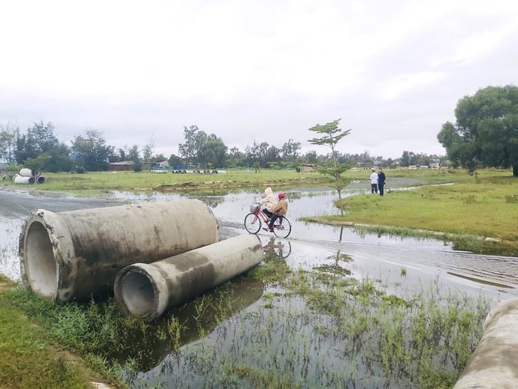 Chông gai thi hành 3 bản án về bất động sản - Ảnh 1. Người mua đất tại dự án mong muốn quyền lợi của mình được đảm bảo, sớm ra sổ đỏ - Ảnh: ĐOÀN CƯỜNG