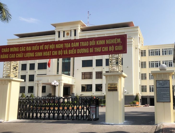 Chưa xong bổ túc trung học đã học đại học là do yếu tố lịch sử? - Ảnh 1. Chưa xong bổ túc trung học đã học đại học là do yếu tố lịch sử? - Ảnh 1.