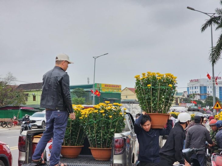 hoa-tet-quang-tri-ban-hoa-10-17380556288722069258298 Chiều cuối năm, nhà đủ hoa rồi vẫn ra chợ mua thêm vì thương người bán hoa Tết đang ế - Ảnh 1.