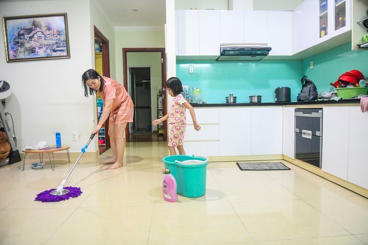 Chuẩn bị Tết, đừng lơ là sức khỏe- Ảnh 1. Tổng vệ sinh nhà cửa chuẩn bị đón Tết - Ảnh: TRÚC PHƯƠNG